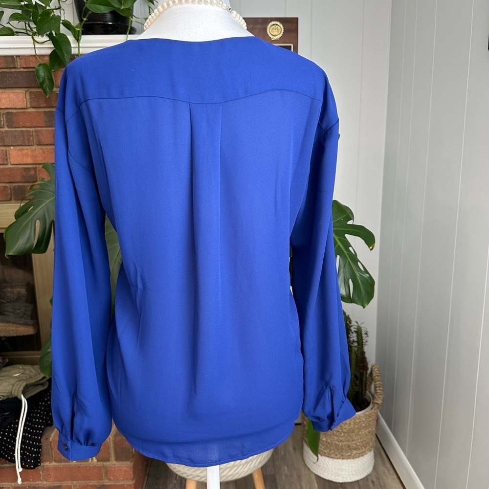 🛍️ Ann Taylor Royal blue blouse excellent condition. - Picture 3 of 5